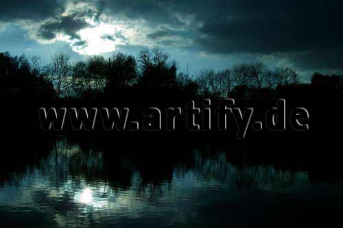 Wasserspiegelung in Blau